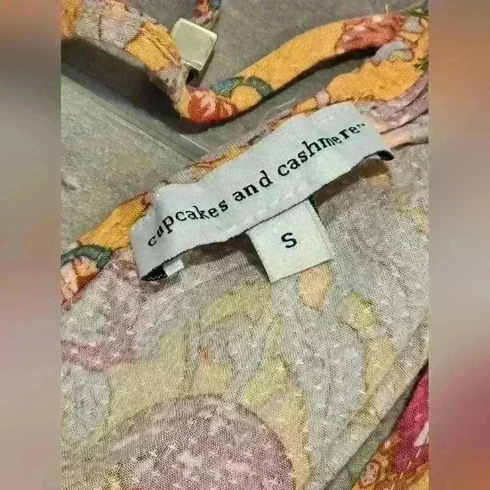 Cupakes and Cashmere Floral Blouse - Picture 6 of 7